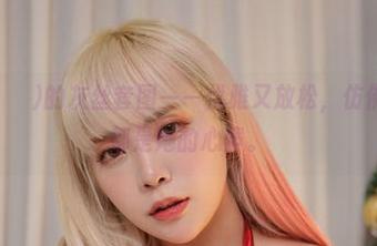 Dami(퀸다미)的灰丝套图——优雅又放松，仿佛每一根线都是她的心声。