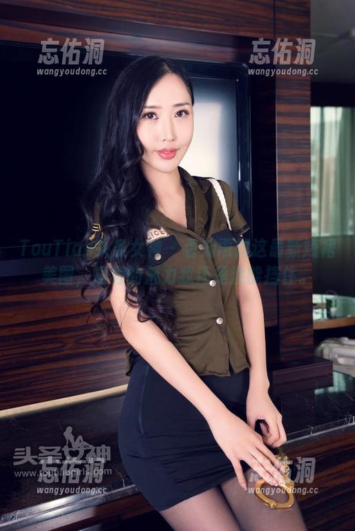 TouTiao头条女神 - 看刘雨露这最新短裙美图，短裙的魅力我还是没能挡住。
