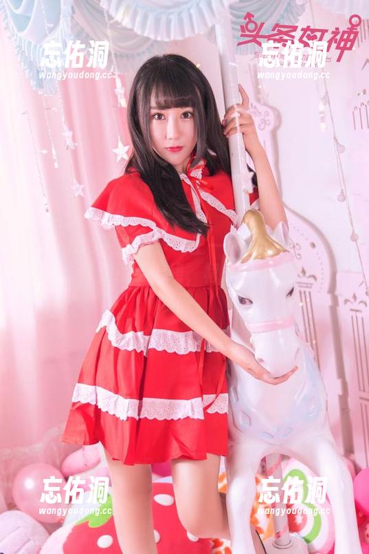 TouTiao头条女神 - 王一涵连衣裙写真的后盾：背影杀手上线，裙子，不只是一件衣服。