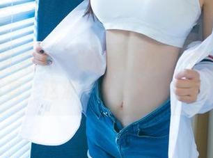 UGirls尤果网 – 游泳圈加身？尤菲儿的泳池写真，这波不是一般的俏皮啊！