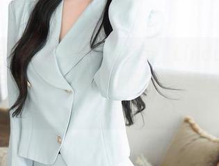 Xiuren秀人网 – 穿上套装，LindaLinda提示你：这组写真就像是穿越时空的邂逅