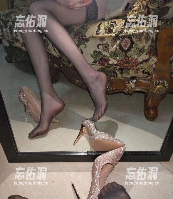微密圈 - YuYu超甜丫的美足，搭配那高清图包，整得我每天都像在开派对，可惜每次都是自己撸图。