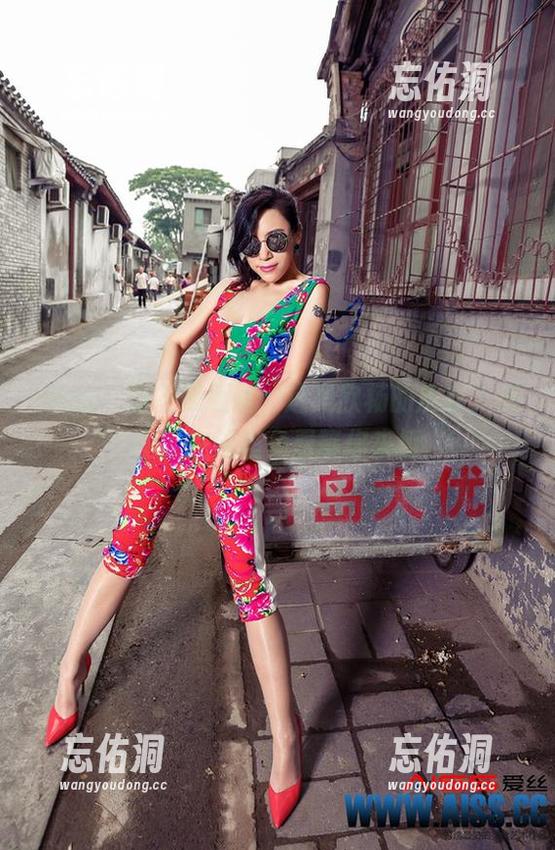aiss - 这不是胆量，这是欣杨的皮衣，美图就在这里免费等你来撩