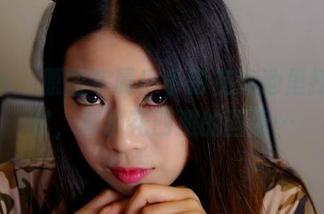 pans – 原图专属！小彤在泳池里打着水仗，那水花四溅的画面…