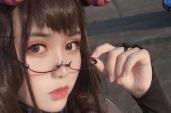 免费图集：恶魔姐姐的“真面目”，来这里安静地观察一笑芳香沁。