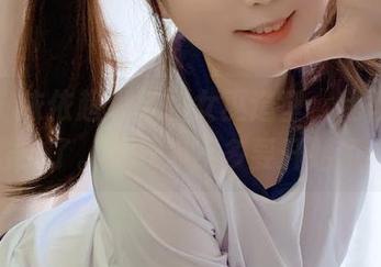 好吧，依依超级懒的女巫造型，我彻底被击中了。下载差不多要开始了！