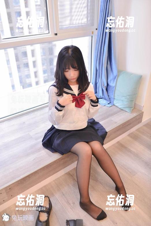 兔玩映画写真：下课后趴桌子，那个恍惚的感觉好像在我们心里永远存在，勿忘下载哦。