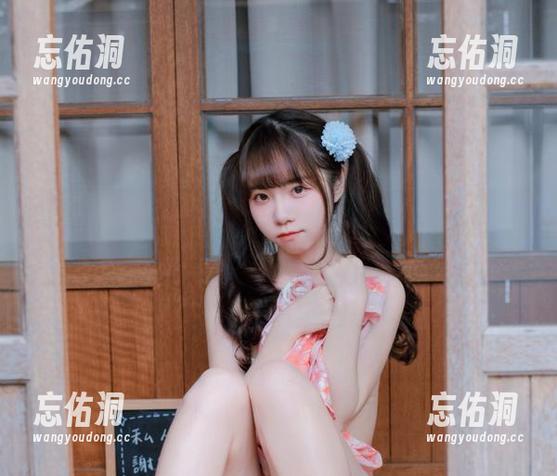 看这办公室的隐秘小角落，被可可小白兔的写真点亮了，期待新的壁纸了！