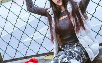 头条女神 – 娜依灵儿的网袜打开的美图之门，谁在等你来下载，说不定就是你！