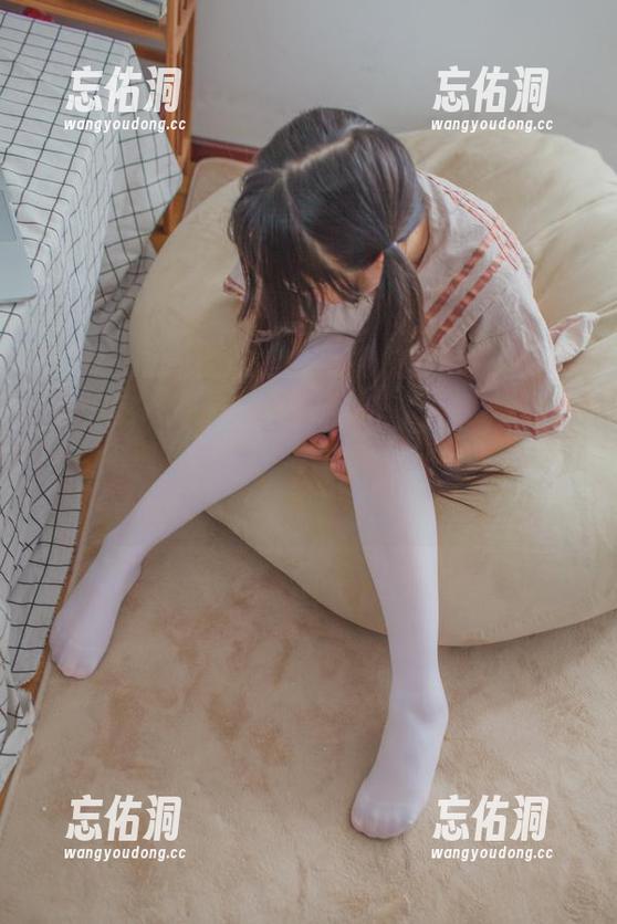 少女秩序 - 据说原图里的“小满”好像在说“内衣可是我的战袍”啥的，哈哈，这图册真有趣。