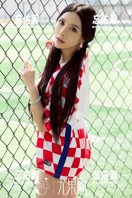 尤果网 - 佟蔓的校服写真：咱也是风中的一片叶子！