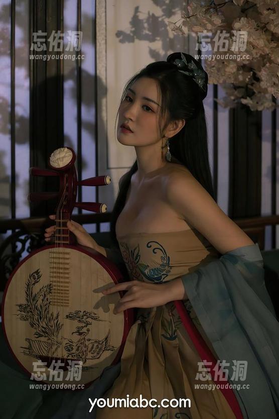 尤蜜荟 - 久等了，白亦Ada浴缸的写真原图全在这儿，等你点评。