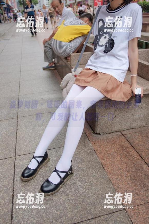 森萝财团 - 吸吸的图集,穿着旗袍的小萝莉,可爱的让人想咬一口 森萝财团 - 吸吸的图集,穿着旗袍的小萝莉,可爱的让人想咬一口