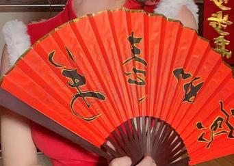 清水由乃的身影，总让人目不转睛，大凤花嫁的造型，就像是梦里的轻浮而已。
