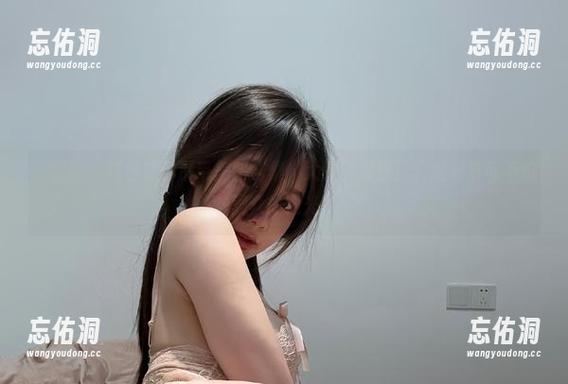 微密圈 - 红色连体吊带美图合集，大胆？没错！火龙果羊可不怕观众的眼光！