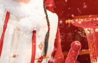 套图里的爆机少女喵小吉，灼灼其华，哎呀，目光就这么定在那了。