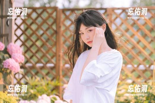 爆机少女喵小吉的白裙与迟到的春天，一场不速之客的写真图册