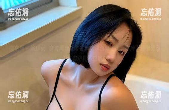 微密圈 - 瑜瑾u：拿着黑丝束带在酒店里优雅如风，图库下载懒得动，但这美图真不想错过！