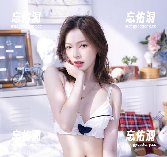 白露Bululu的最新图集：短裙背后的微风呼唤