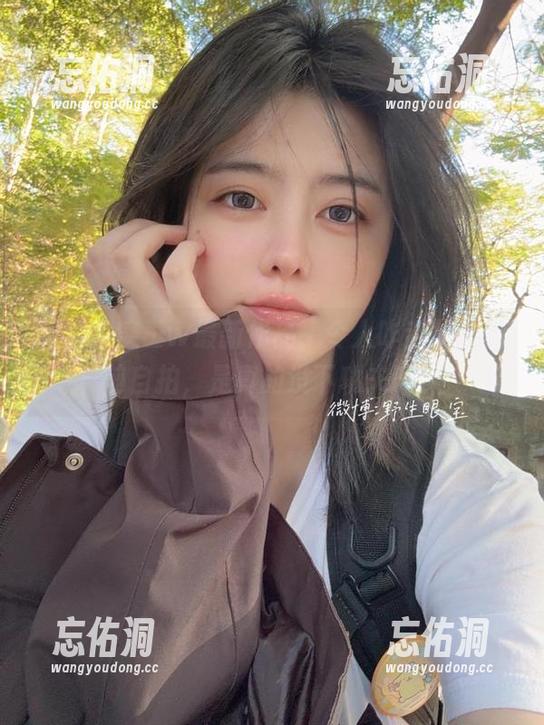 眼酱大魔王w最新作品，令人咋舌的上班前自拍，是真的没下功夫吗？