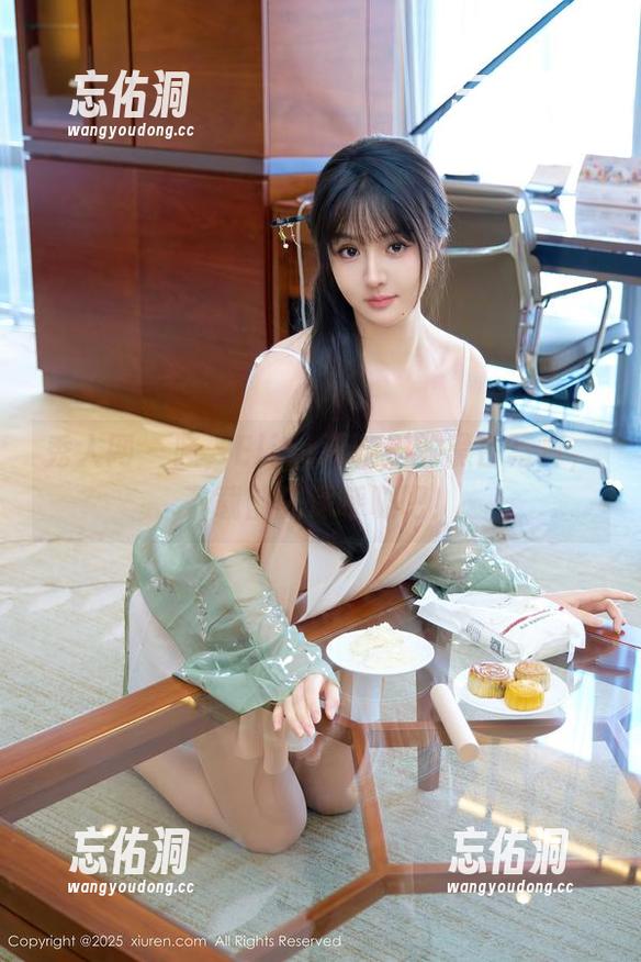 秀人网 - 哇，Elise谭晓彤的黑白写真，下载前先深呼吸吧！