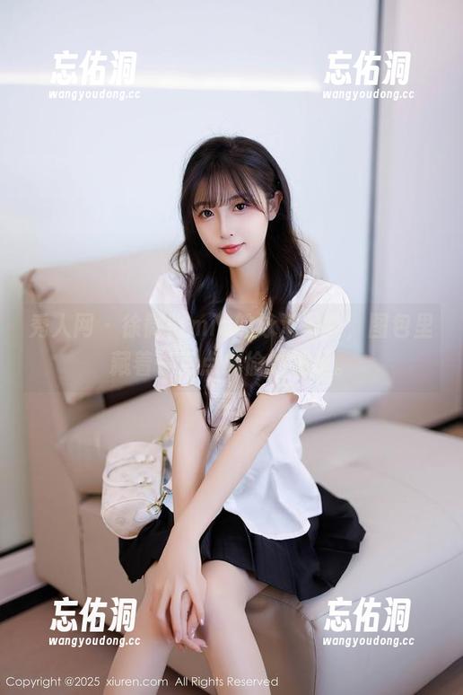 秀人网 - 徐微微mia的泳池写真，图包里藏着一点点偷偷的挑逗。