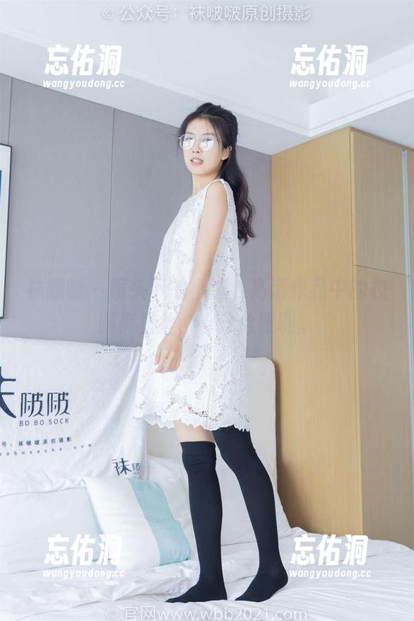 袜啵啵 - 镜头下的小沫，高清作品中的校服裤里丝，十分抢眼啊。