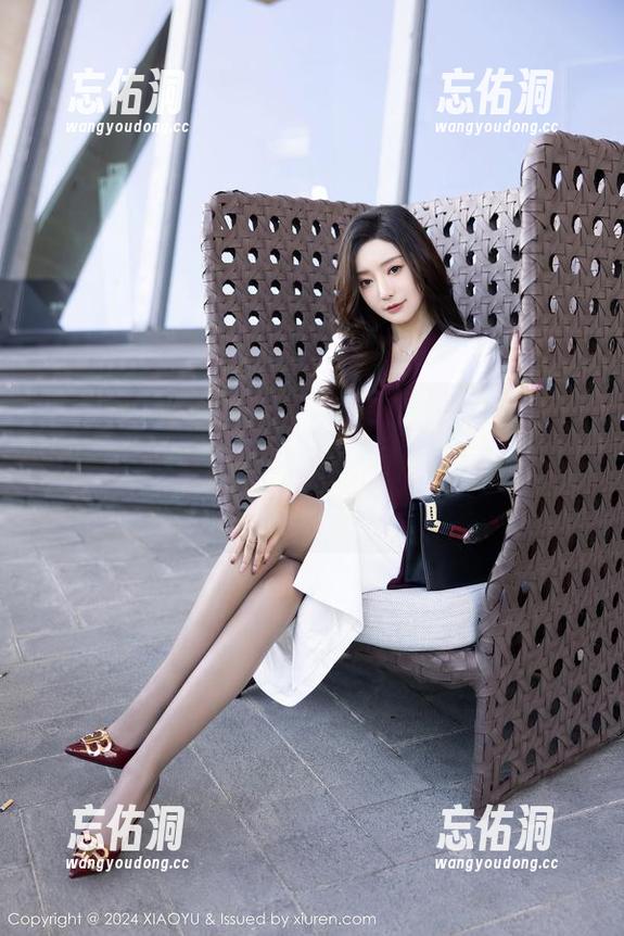 语画界 - Angela小热巴的职业装写真，就像把办公室的格调提升了几分，图包也变得俏皮起来。