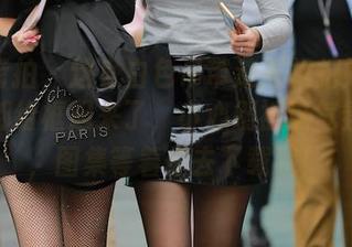 魔镜街拍 – 这身白色吊带连衣裙把婷婷的身材都给框起来了，小心别被这气氛电了，图集等着你去下载哦！