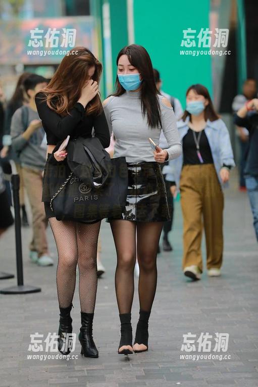 魔镜街拍 - 这身白色吊带连衣裙把婷婷的身材都给框起来了，小心别被这气氛电了，图集等着你去下载哦！