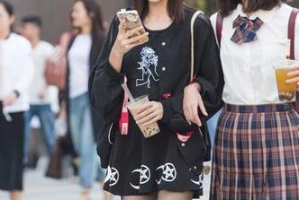 魔镜街拍 – 原图特供：哈哈镜前的萌宝儿，包臀裙与肉丝带来的终极美学