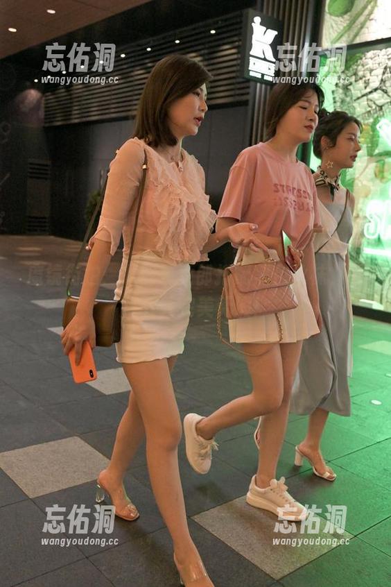 魔镜街拍：职业装女郎搭配黑色丝袜，图片下载完美无瑕！