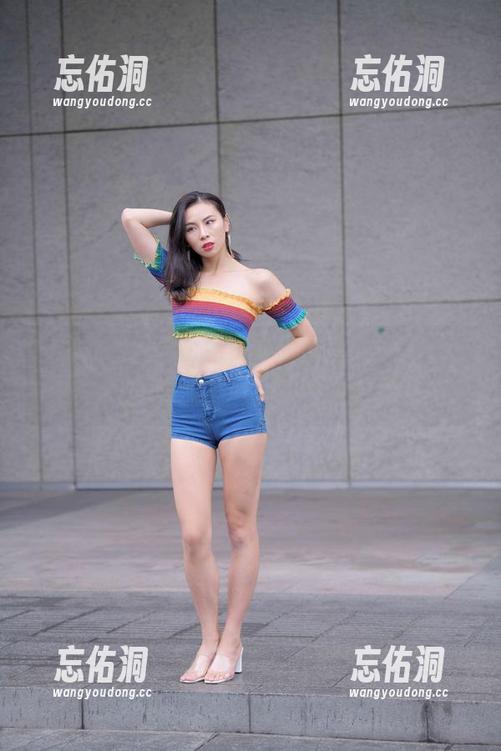 轻轨的微风与白色吊带的美，这“魔镜街拍”的私房美图你不想错过吧！