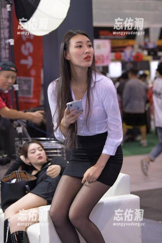 魔镜街拍最新图库，搭讪包臀裙美女列表开启，你的冬季搭讪秘籍正在这里汇集。
